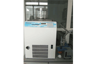 Vacuum freeze dryer